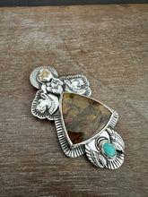 Load image into Gallery viewer, Lioness medallion