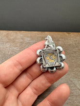 Load image into Gallery viewer, Quartz Griffin medallion