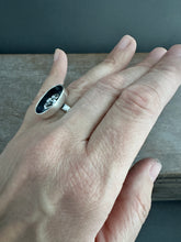 Load image into Gallery viewer, Flower ring (size 7)