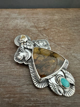 Load image into Gallery viewer, Lioness medallion