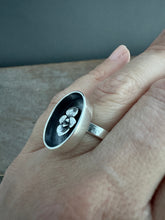 Load image into Gallery viewer, Flower ring (size 7)