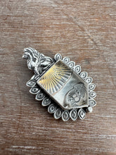 Load image into Gallery viewer, Quartz Griffin medallion