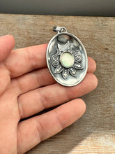 Load image into Gallery viewer, Double sided Jewel Cat with Abalone shell