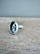 Load image into Gallery viewer, Flower ring (size 7)