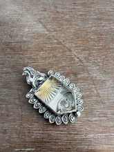 Load image into Gallery viewer, Quartz Griffin medallion