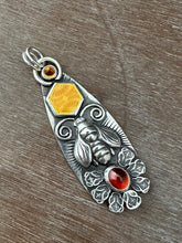 Load image into Gallery viewer, Bee pendant 1