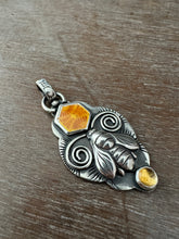 Load image into Gallery viewer, Bee pendant 2