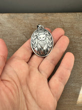 Load image into Gallery viewer, Double sided Jewel Cat with Abalone shell