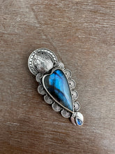 Load image into Gallery viewer, Labradorite Sacred Heart pendant