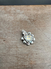 Load image into Gallery viewer, Quartz Griffin medallion