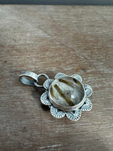 Load image into Gallery viewer, Included quartz medallion