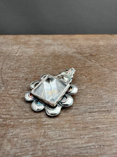 Load image into Gallery viewer, Quartz Griffin medallion