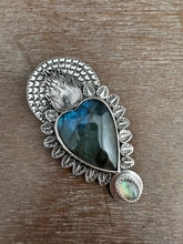 Load image into Gallery viewer, Labradorite Sacred Heart pendant