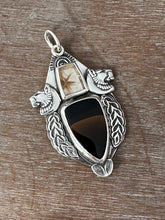 Load image into Gallery viewer, Lioness medallion