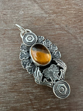 Load image into Gallery viewer, Honey bee medallion