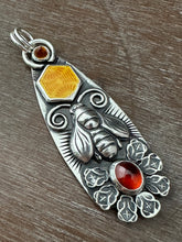 Load image into Gallery viewer, Bee pendant 1