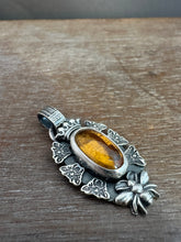 Load image into Gallery viewer, Honey bee medallion