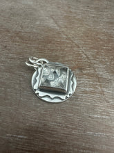 Load image into Gallery viewer, Quartz charm with a bee