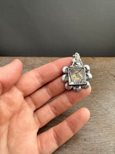 Load image into Gallery viewer, Quartz Griffin medallion