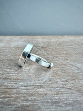 Load image into Gallery viewer, Flower ring (size 7)