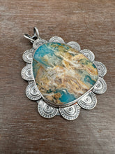 Load image into Gallery viewer, Plume agate doublet lace medallion