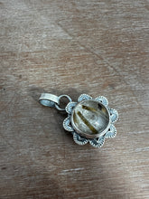 Load image into Gallery viewer, Included quartz medallion