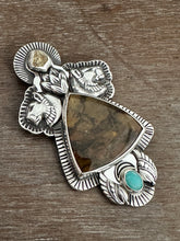 Load image into Gallery viewer, Lioness medallion