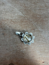 Load image into Gallery viewer, Included quartz medallion