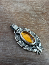 Load image into Gallery viewer, Honey bee medallion