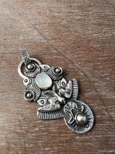 Load image into Gallery viewer, Moonstone bird medallion