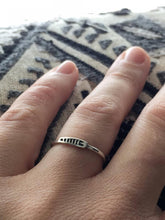 Load image into Gallery viewer, Set of four Stacking arrow rings