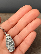 Load image into Gallery viewer, Mossy kyanite set in 22k gold