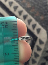 Load image into Gallery viewer, Set of four Stacking arrow rings