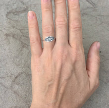 Load image into Gallery viewer, delicate flower ring