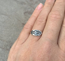 Load image into Gallery viewer, delicate flower ring