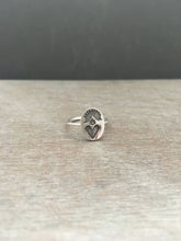 Load image into Gallery viewer, Delicate Sacred heart ring