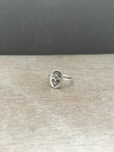 Load image into Gallery viewer, Delicate Sacred heart ring