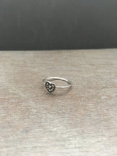 Load image into Gallery viewer, Ornate Silver heart ring