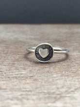 Load image into Gallery viewer, Round heart ring