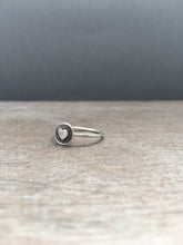 Load image into Gallery viewer, Round heart ring