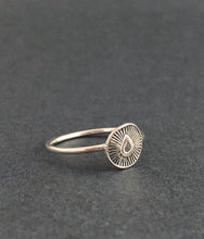 Load image into Gallery viewer, Silver teardrop ring