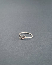 Load image into Gallery viewer, Bent Feather ring