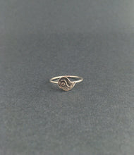 Load image into Gallery viewer, swirly wave stacking ring