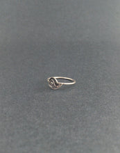 Load image into Gallery viewer, swirly wave stacking ring