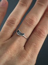 Load image into Gallery viewer, Bent Feather ring