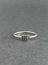 Load image into Gallery viewer, Abstract Flower stacking ring