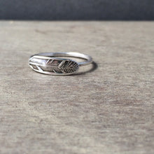 Load image into Gallery viewer, Feather ring
