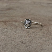 Load image into Gallery viewer, Flower stacking ring
