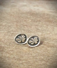 Load image into Gallery viewer, Sterling silver flower stud earrings