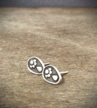 Load image into Gallery viewer, Sterling silver flower studs